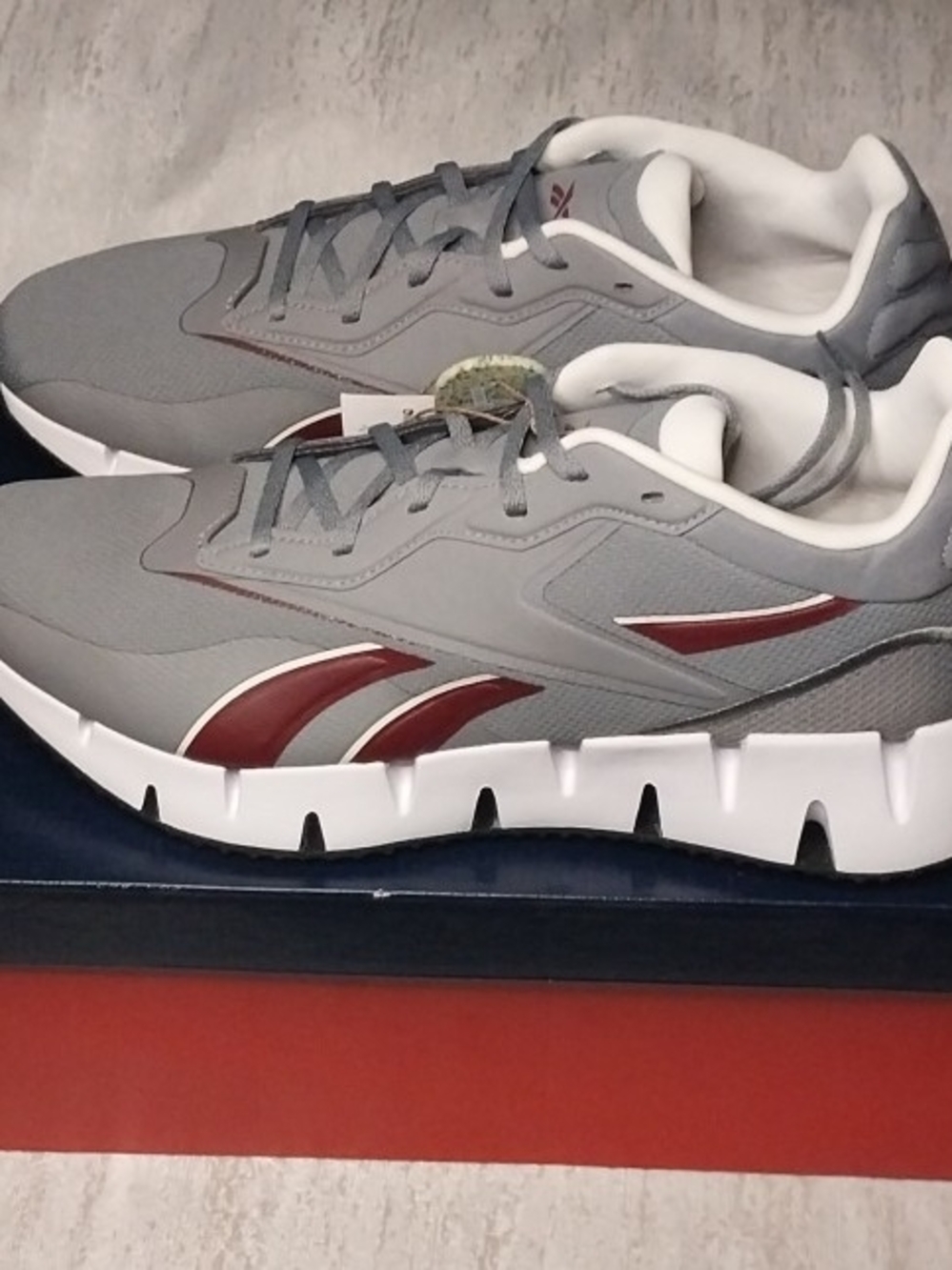 Reebok Dynamica Men’s Gray and White Casual Sneakers with Maroon Accents Sz 12